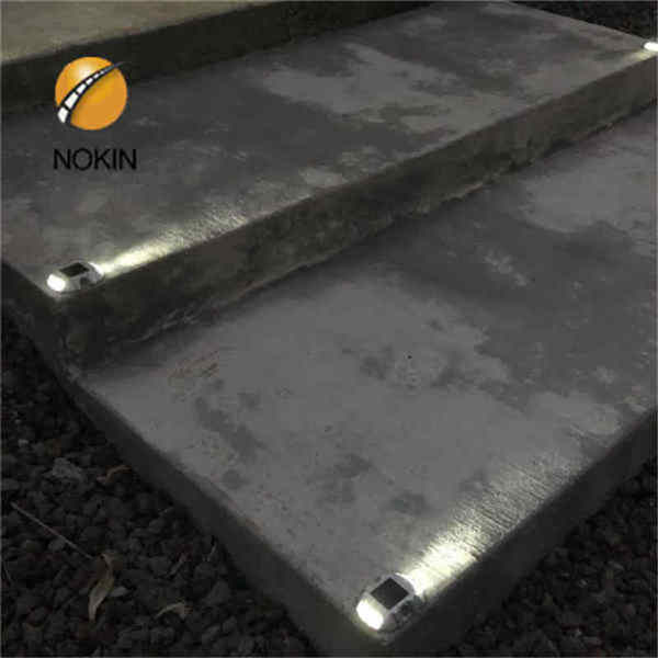 Amber Cast Aluminum Solar Powered Pavement Markers In Korea